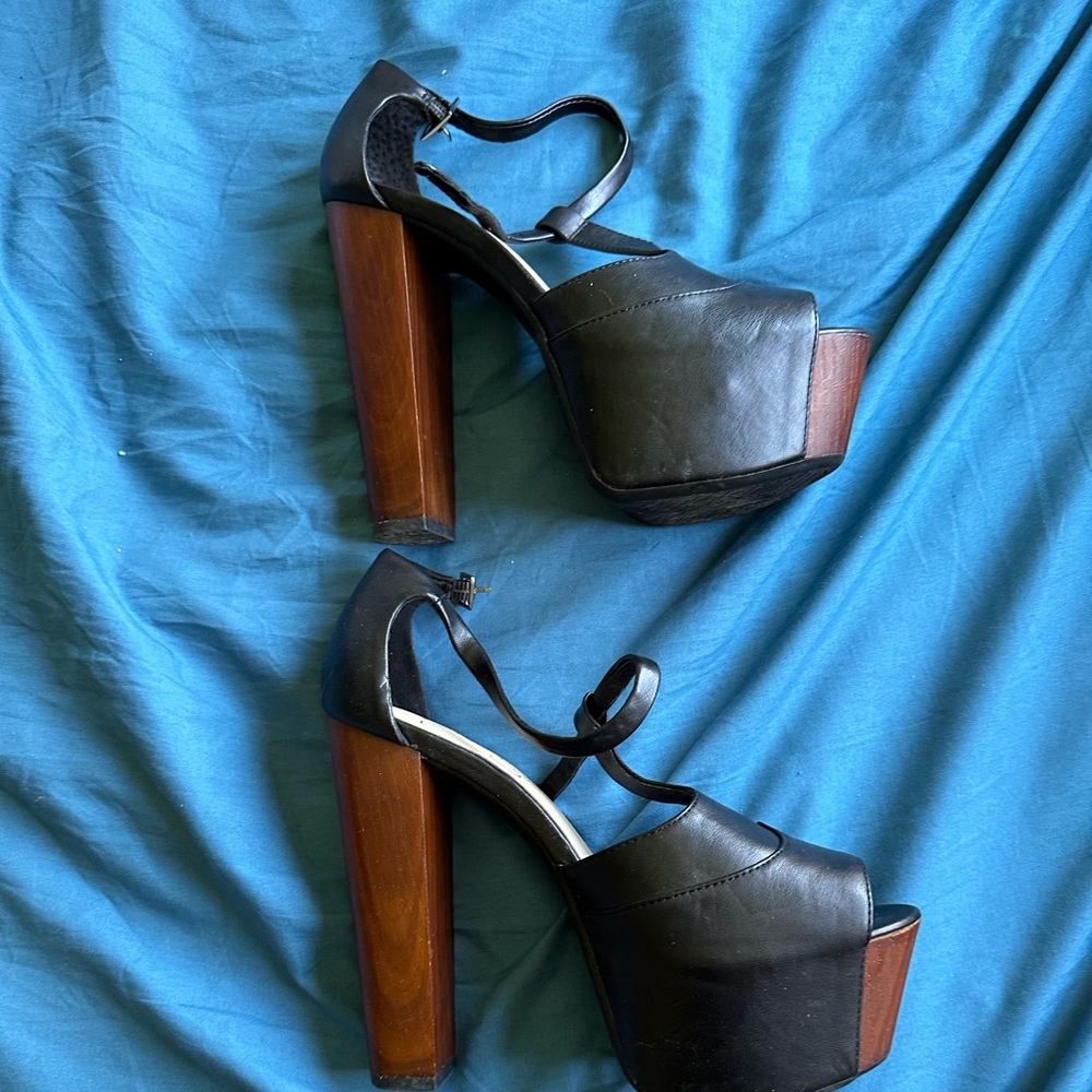 Dany T-Strap Platform Sandal in Black